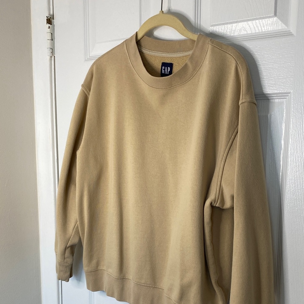 GAP Women's Tan Crewneck sweatshirt